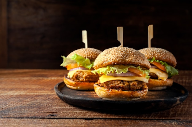 Deliciosa hamburguesa casera fresca en placa de madera