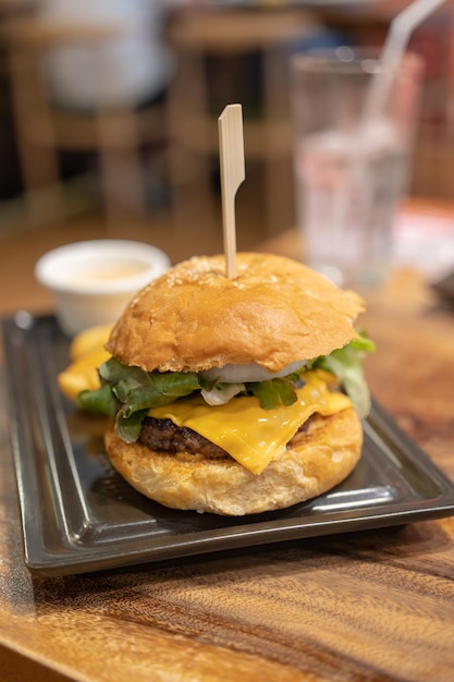 deliciosa hamburguesa casera de queso de ternera y verduras en una mesa de madera antigua