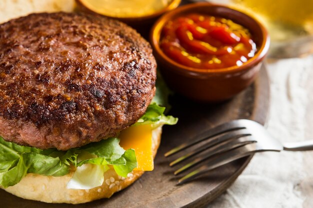 Foto deliciosa hamburguesa con cerveza y ketchup.