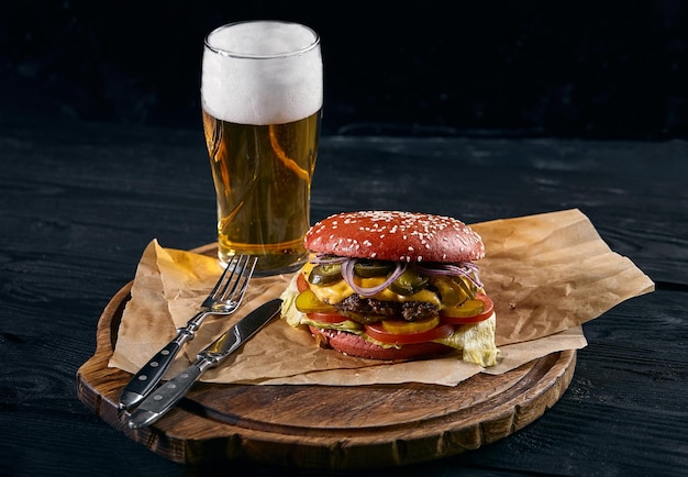 Deliciosa hamburguesa con cerveza y papas fritas en una mesa de madera rústica gamberger con cebolla de salmón y