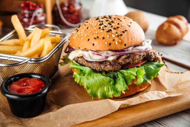 Deliciosa hamburguesa con chuleta de cordero y verduras