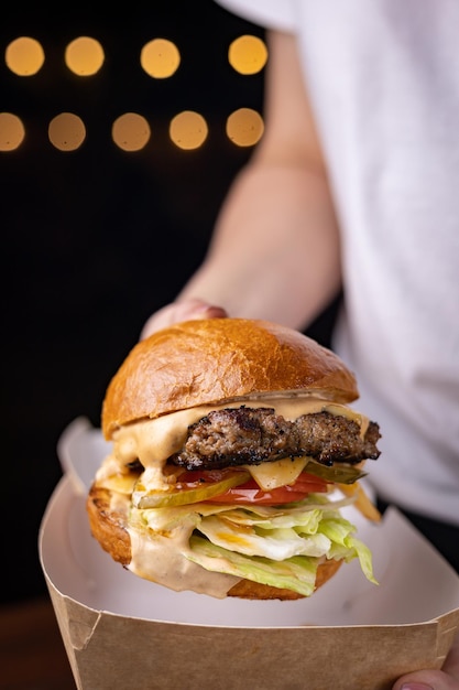 deliciosa hamburguesa con chuleta, queso y verduras