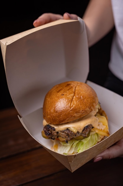 deliciosa hamburguesa con chuleta, queso y verduras