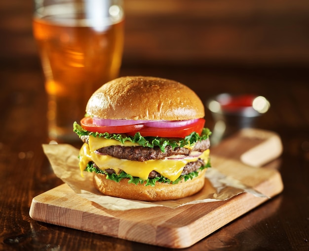 Deliciosa hamburguesa doble con queso sobre una tabla de madera