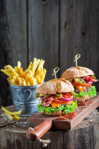 Deliciosa hamburguesa dos con queso de res y verduras