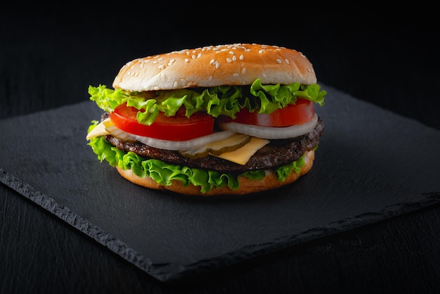 Deliciosa hamburguesa fresca sobre fondo negro