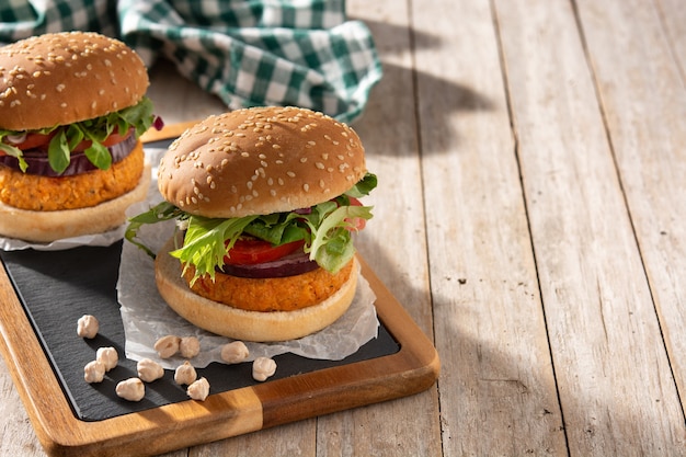 Deliciosa hamburguesa de garbanzos saludable. Concepto de comida vegana