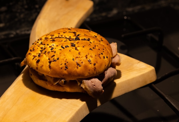 Deliciosa hamburguesa en la madera