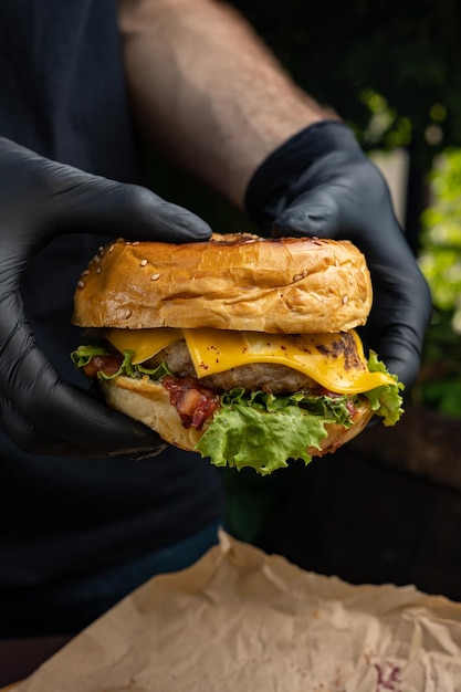 Foto una deliciosa hamburguesa en la mesa cerrar