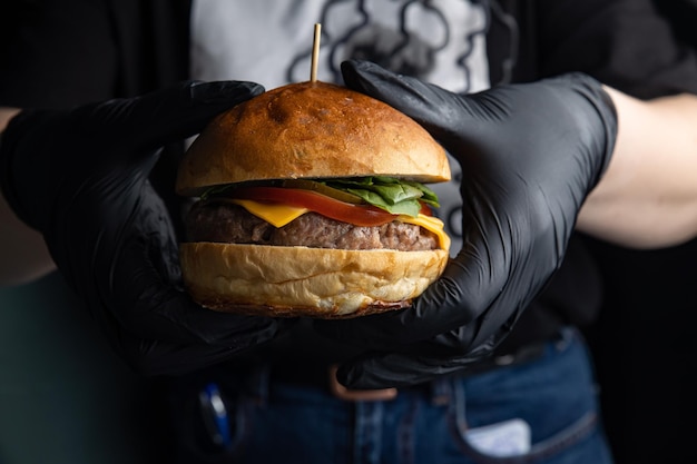 Una deliciosa hamburguesa en la mesa Cerrar