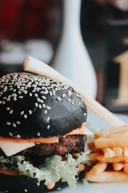 deliciosa hamburguesa negra con papas fritas