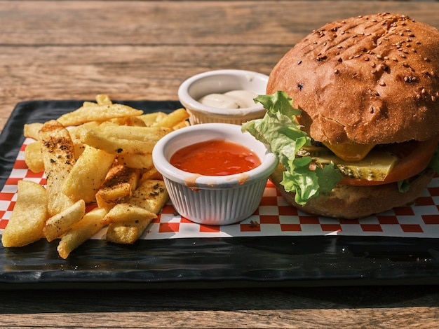 Una deliciosa hamburguesa y papas fritas