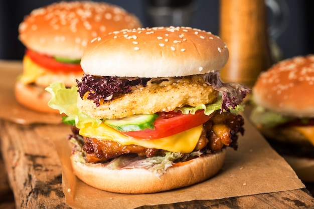 Deliciosa hamburguesa de pollo en papel