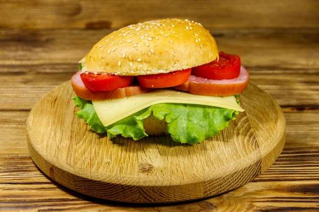 Deliciosa hamburguesa con queso casera fresca en la mesa de madera