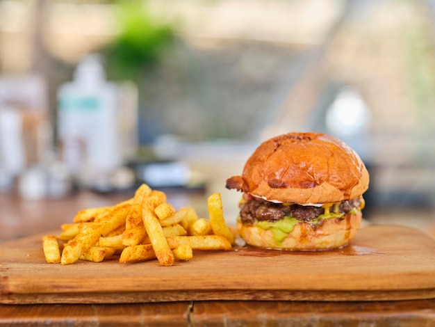 Deliciosa hamburguesa con queso y papas fritas