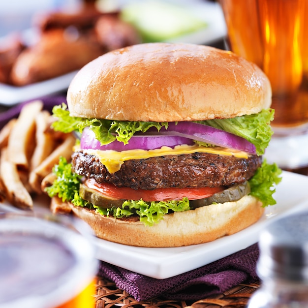 Foto deliciosa hamburguesa con queso en un plato