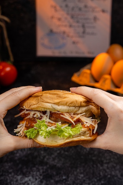 Foto deliciosa hamburguesa de queso de res con lechuga tomate cebolla huevo frito y queso