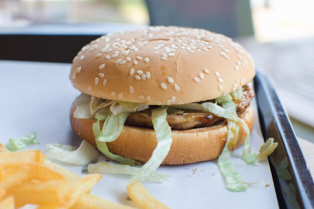 Una deliciosa hamburguesa en un restaurante.