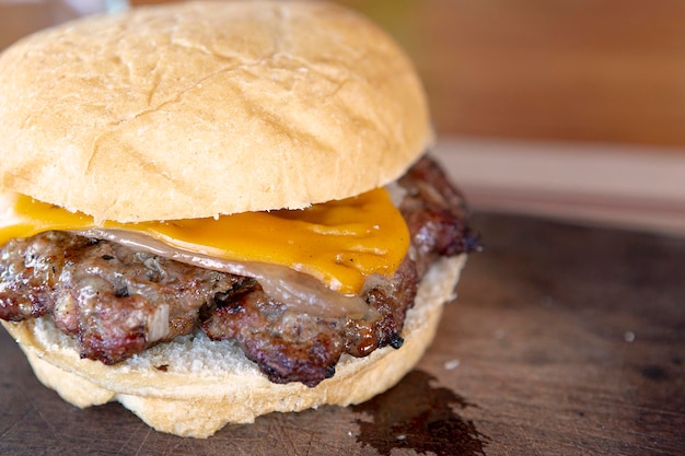 Deliciosa hamburguesa en tablero de madera con enfoque selectivo