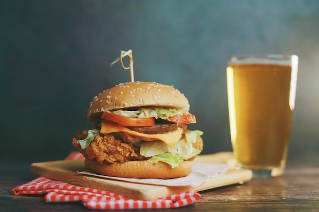 Foto deliciosa hamburguesa de ternera casera sobre mesa de madera.