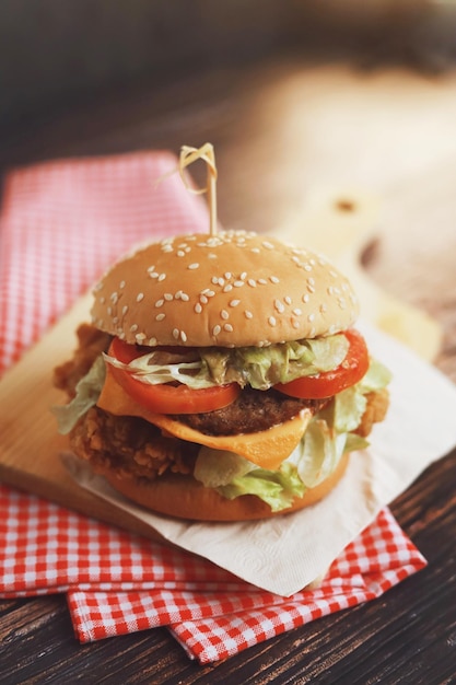 Foto deliciosa hamburguesa de ternera casera sobre mesa de madera.