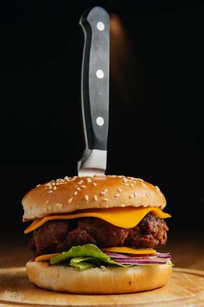 Deliciosa hamburguesa de ternera con cuchillo