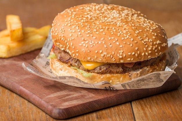 Deliciosa hamburguesa con ternera, tomate, queso y lechuga