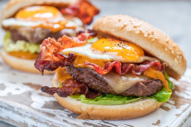 Deliciosa hamburguesa de tocino con huevo, lechuga y queso