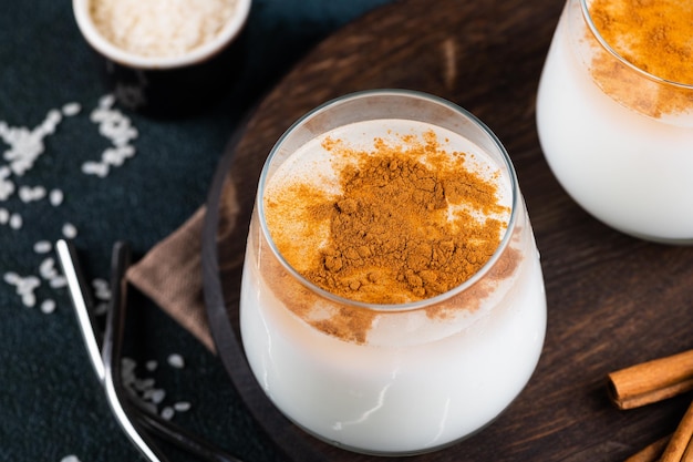 Deliciosa Horchata con canela por encima Agua de arroz Horchata valenciana con leche de arroz y topping de canela Bebida mexicana Cóctel vegetariano Leche de arroz