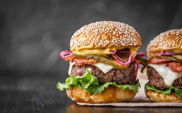 Una deliciosa y jugosa hamburguesa casera de estilo rústico con una gran chuleta de ternera