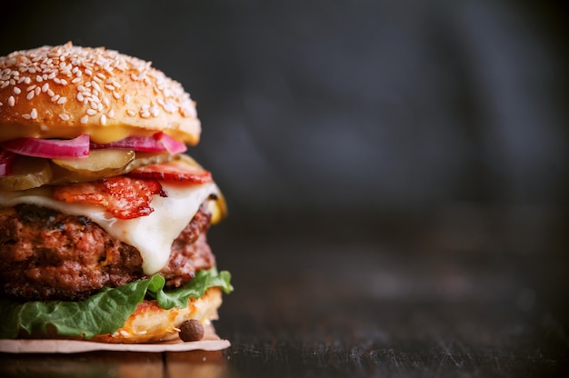 Una deliciosa y jugosa hamburguesa casera de estilo rústico con una gran chuleta de ternera