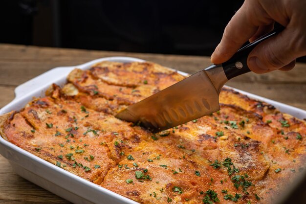 Deliciosa lasagna de carne en un restaurante