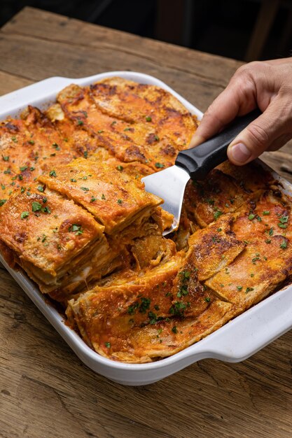 Deliciosa lasagna de carne en un restaurante