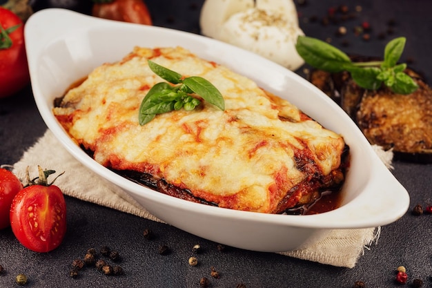 Deliciosa lasaña de berenjena en fuente para horno