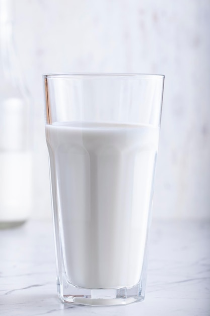 Deliciosa leche nutritiva se vierte en un vaso