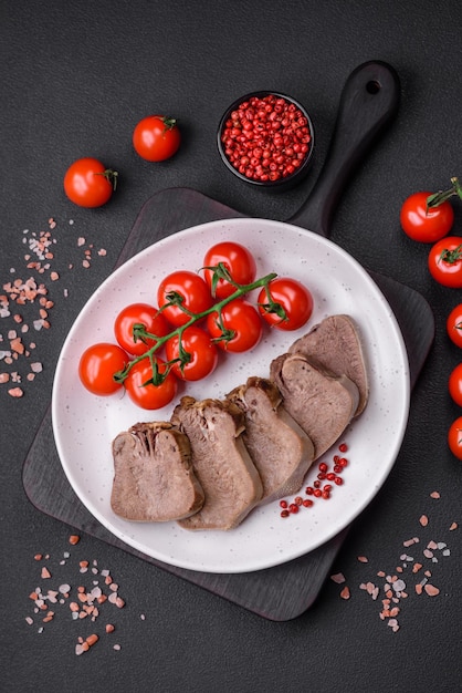 Deliciosa lengua de ternera hervida en rodajas con verduras y especias