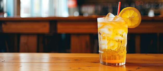 Una deliciosa limonada refrescante se coloca sobre una mesa de madera en un encantador café local La adición