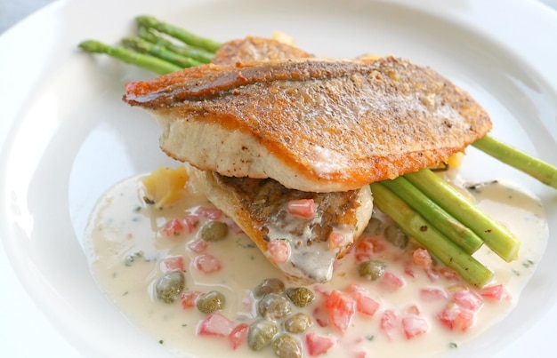 Deliciosa lubina a la plancha con salsa de crema de tomate, alcaparras y mostaza