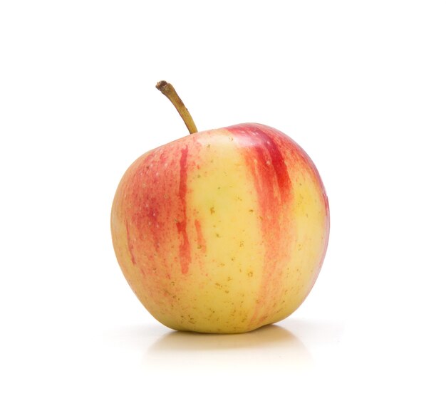 Deliciosa maçã vermelha e amarela em uma parede branca
