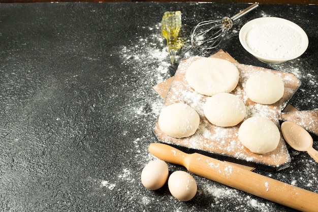 deliciosa masa con ingredientes sobre un fondo negro