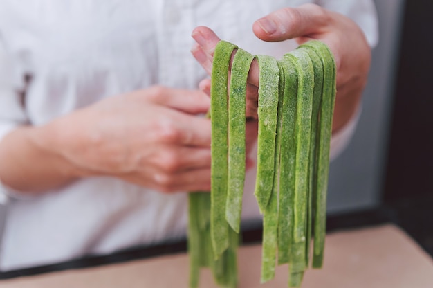 Deliciosa massa caseira verde com espinafre e brócolis