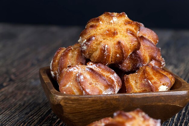 Deliciosa massa choux com açúcar de confeiteiro