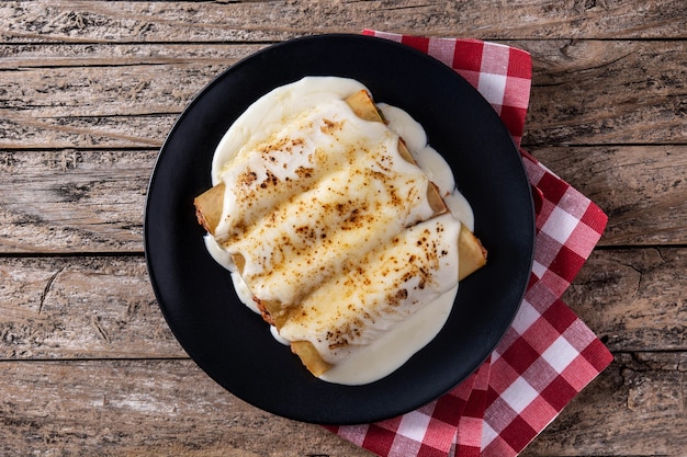 Deliciosa massa de canelone de carne na mesa de madeira