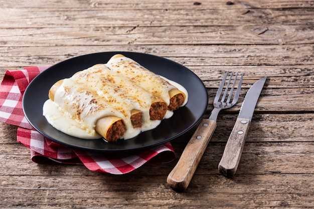 Foto deliciosa massa de canelone de carne