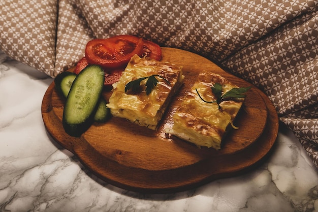 deliciosa massa em camadas com recheio de queijo