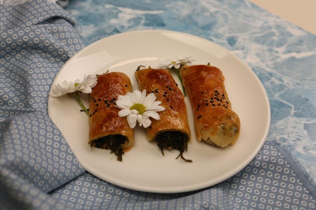 deliciosa massa em camadas com recheio de queijo