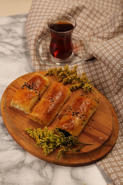 deliciosa massa em camadas com recheio de queijo