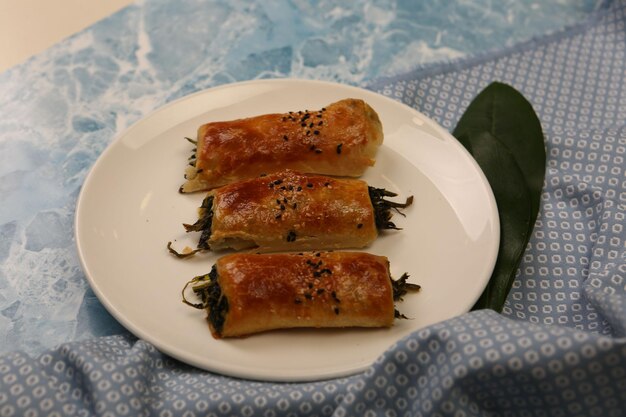 deliciosa massa em camadas com recheio de queijo