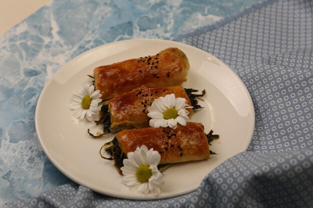 deliciosa massa em camadas com recheio de queijo