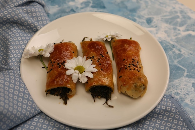 deliciosa massa em camadas com recheio de queijo